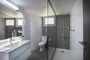 Appartement supérieur, balcon, vue sur la ville (Family) | Salle de bain | Serviettes fournies