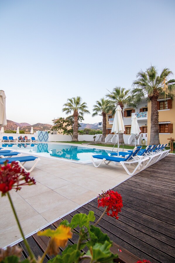 Außenpool (je nach Saison geöffnet), Sonnenschirme, Liegestühle