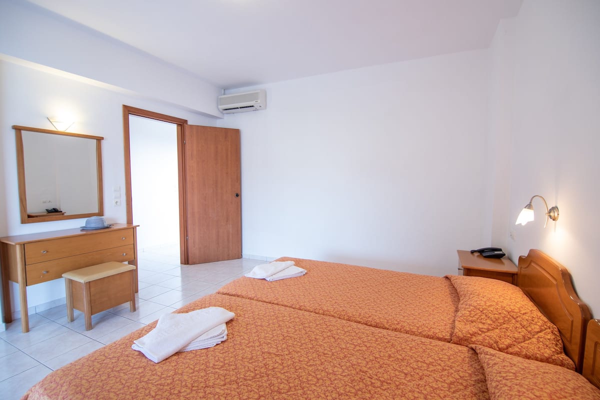 family room | 1 bedroom, egyptian cotton sheets, premium bedding, in-room safe