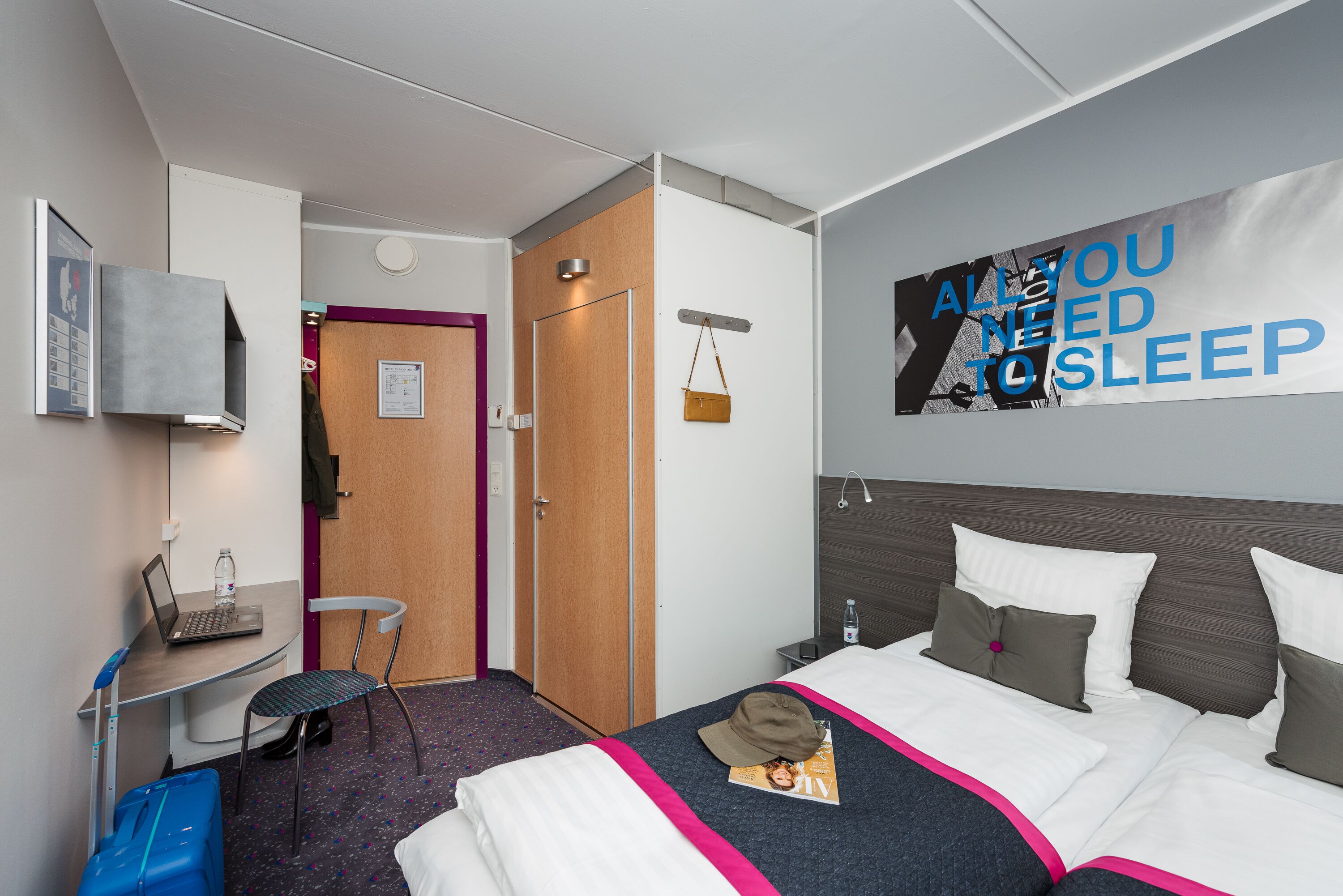 commodore | desk, free wifi, bed sheets