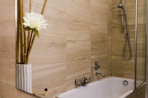 Superior Double or Twin Room | Bathroom