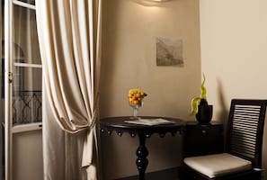 Habitación superior con 1 cama matrimonial o 2 individuales | Área de sala de estar | Televisión de pantalla plana de 30 pulgadas con canales vía satélite