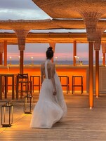 供应早餐、午餐和晚餐