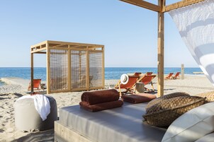 在海滩、沙滩椅、浮潜、滑水