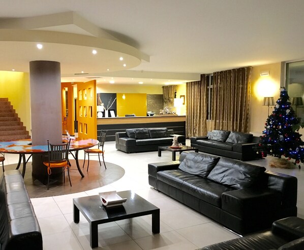Lobby lounge
