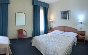 Tremannsrom | Minibar, safe på rommet, individuelt innredet og skrivebord