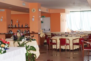 Frokost, lunsj og middag serveres, lokale retter