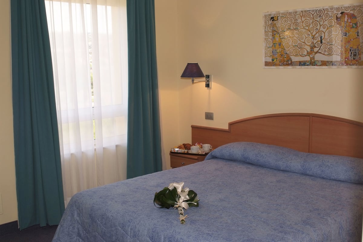 Minibar, in-room safe, desk, iron/ironing board (on request)
