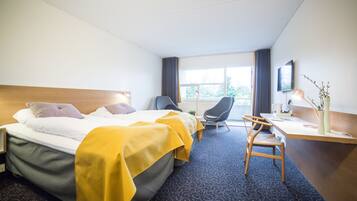 Quarto superior | Roupas de cama antialérgicas, cofres nos quartos, escrivaninha