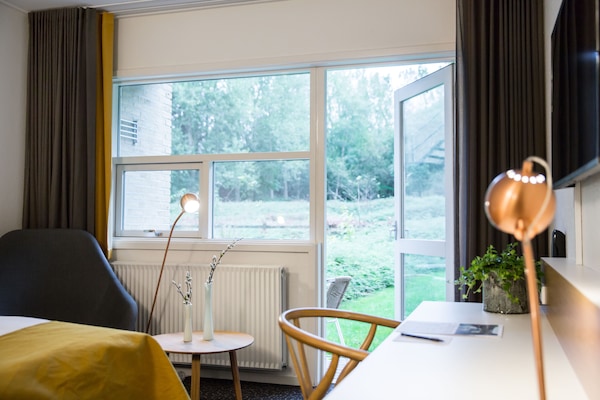 Allergivenligt sengetøj, pengeskab på værelset, skrivebord