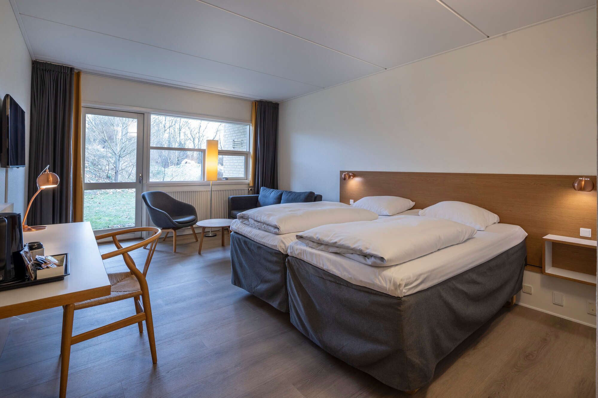 Literie hypoallergénique, coffres-forts dans les chambres, bureau