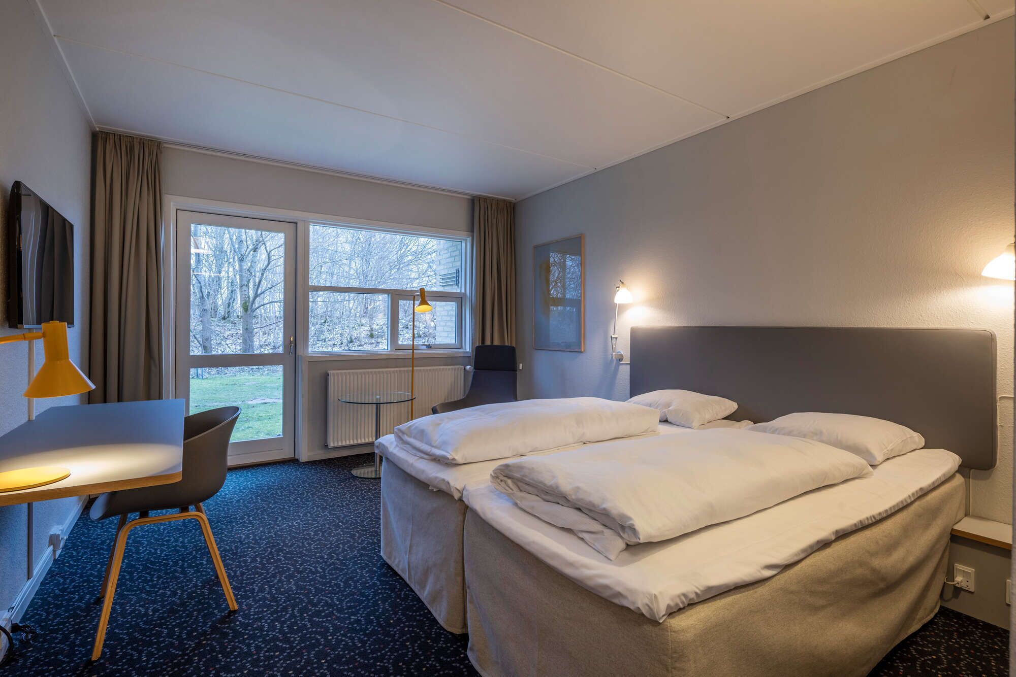 Literie hypoallergénique, coffres-forts dans les chambres, bureau