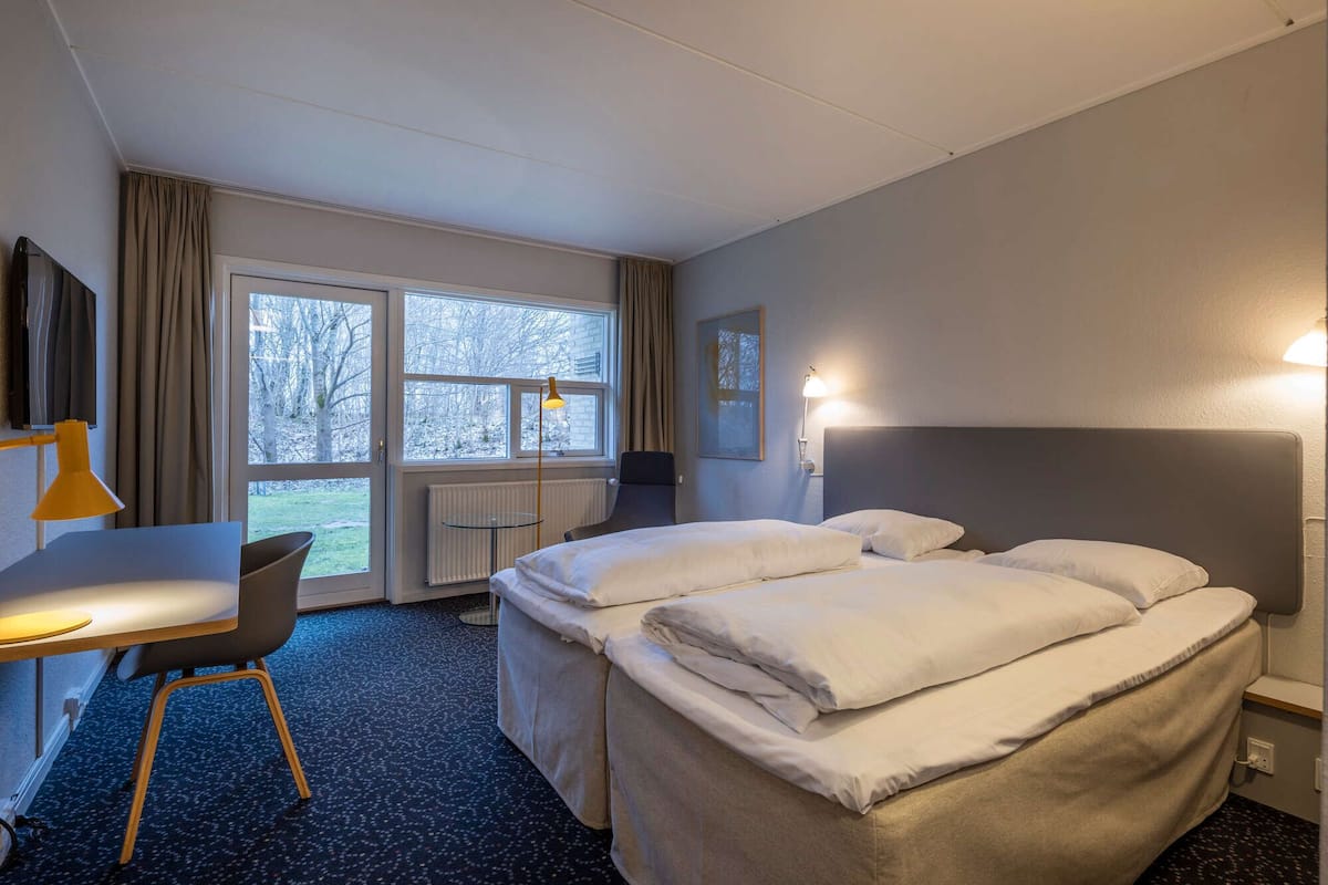 Literie hypoallergénique, coffres-forts dans les chambres, bureau