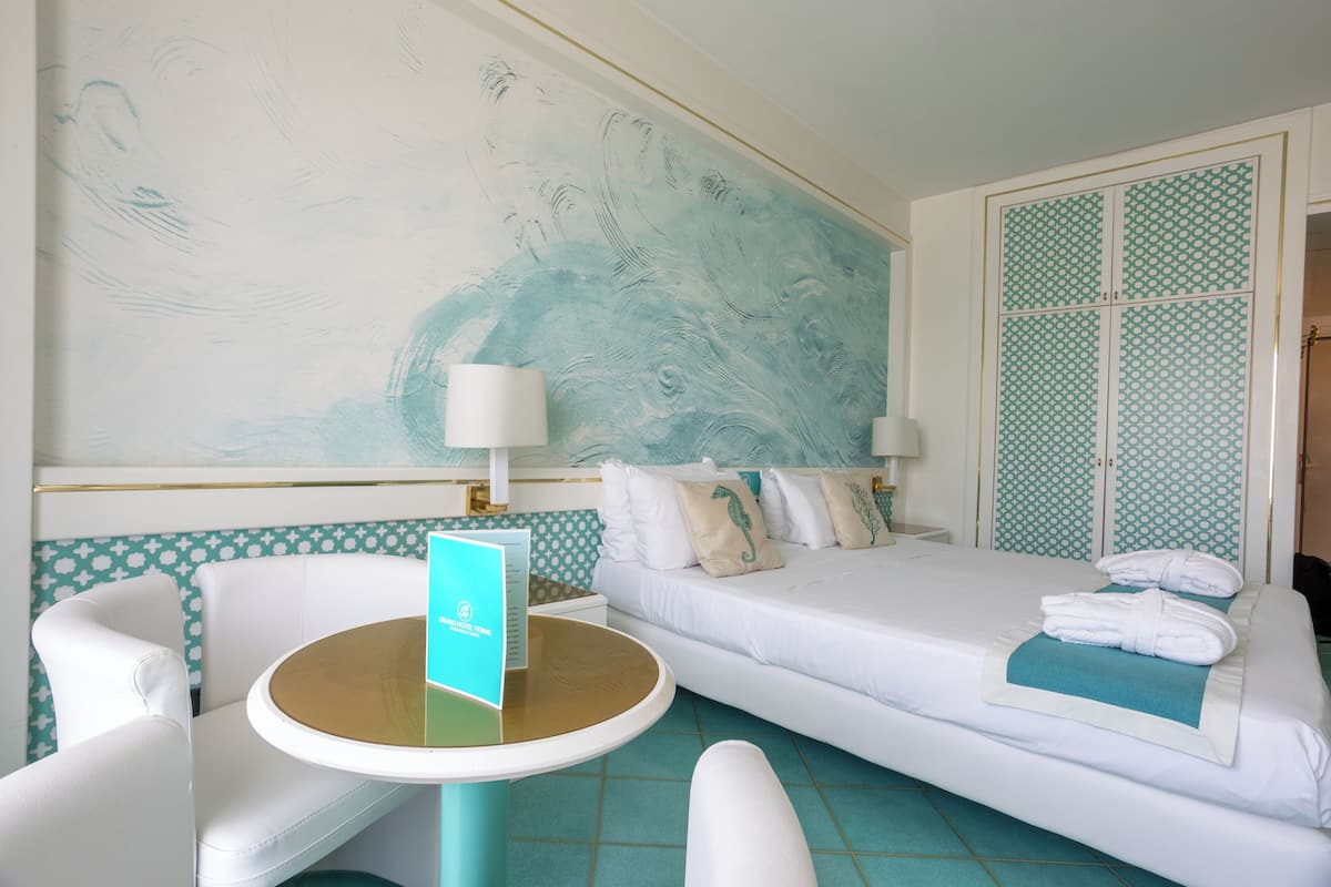 Basic Double Room | Minibar, in-room safe, desk, blackout curtains