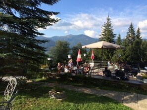 Frühstück, Mittagessen, internationale Küche, Blick auf den Garten 