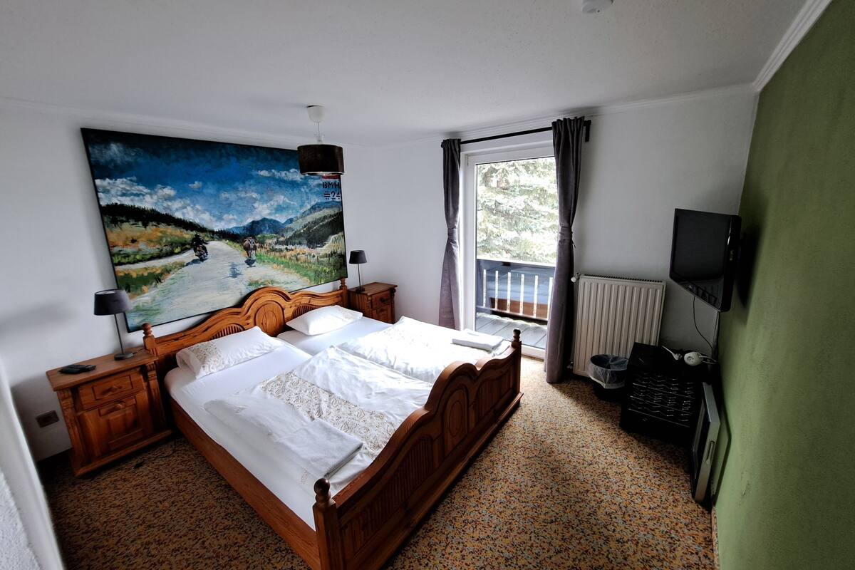 standard room | premium bedding, laptop workspace, iron/ironing board