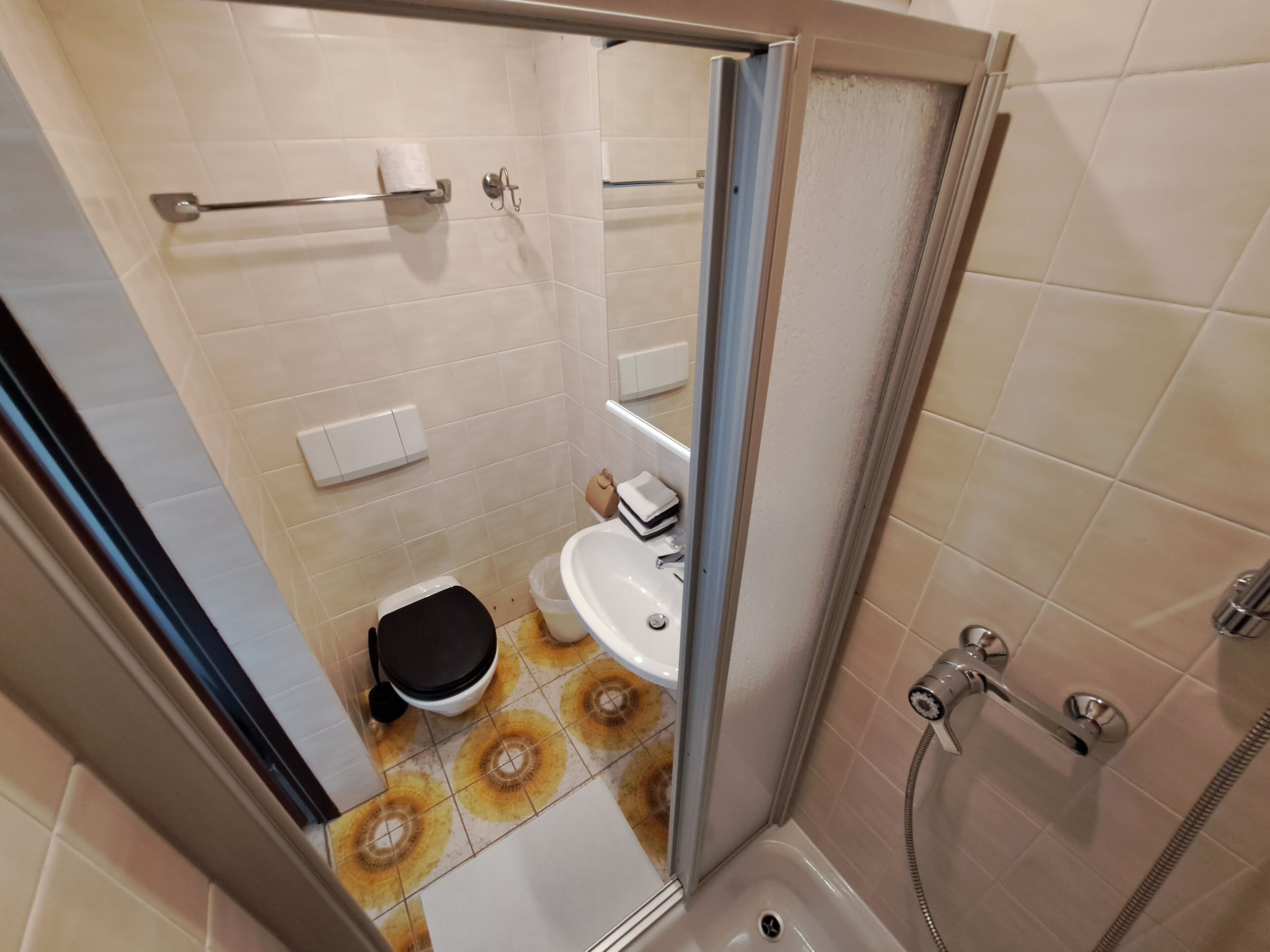 comfort apartment, 2 bedrooms, non smoking, mountain view | bathroom | separate bathtub and shower, free toiletries, hair dryer, towels