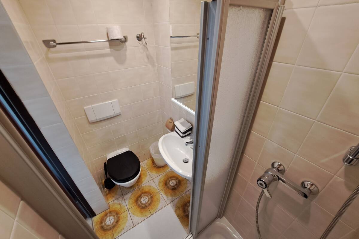 comfort apartment, 2 bedrooms, non smoking, mountain view | bathroom | separate bathtub and shower, free toiletries, hair dryer, towels