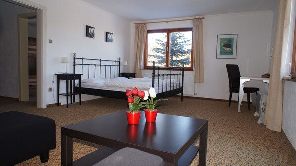 Hochwertige Bettwaren, laptopgeeigneter Arbeitsplatz