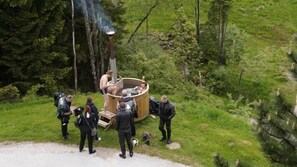 A group of people around a hot tub in a forested area. - Blue Mountain Hotel (Treffen)