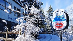 Une enseigne pour l’hôtel Blue Mountain, avec le logo de la bière Pilsacher.