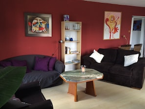 Comfort-Apartment, 2 Schlafzimmer, Nichtraucher, Bergblick | Wohnzimmer | 80-cm-LCD-Fernseher mit Digitalempfang, Fernseher