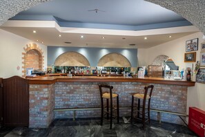 Al fresco dining, serves breakfast, lunch and dinner - Erato Hotel (Hersonissos)