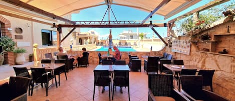 Restaurante con mesas al aire libre, se sirven desayunos y almuerzos