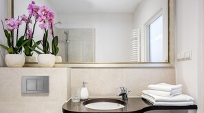 Superior Double Room | Bathroom | Shower, hair dryer, towels - Cracowdays (Kraków)