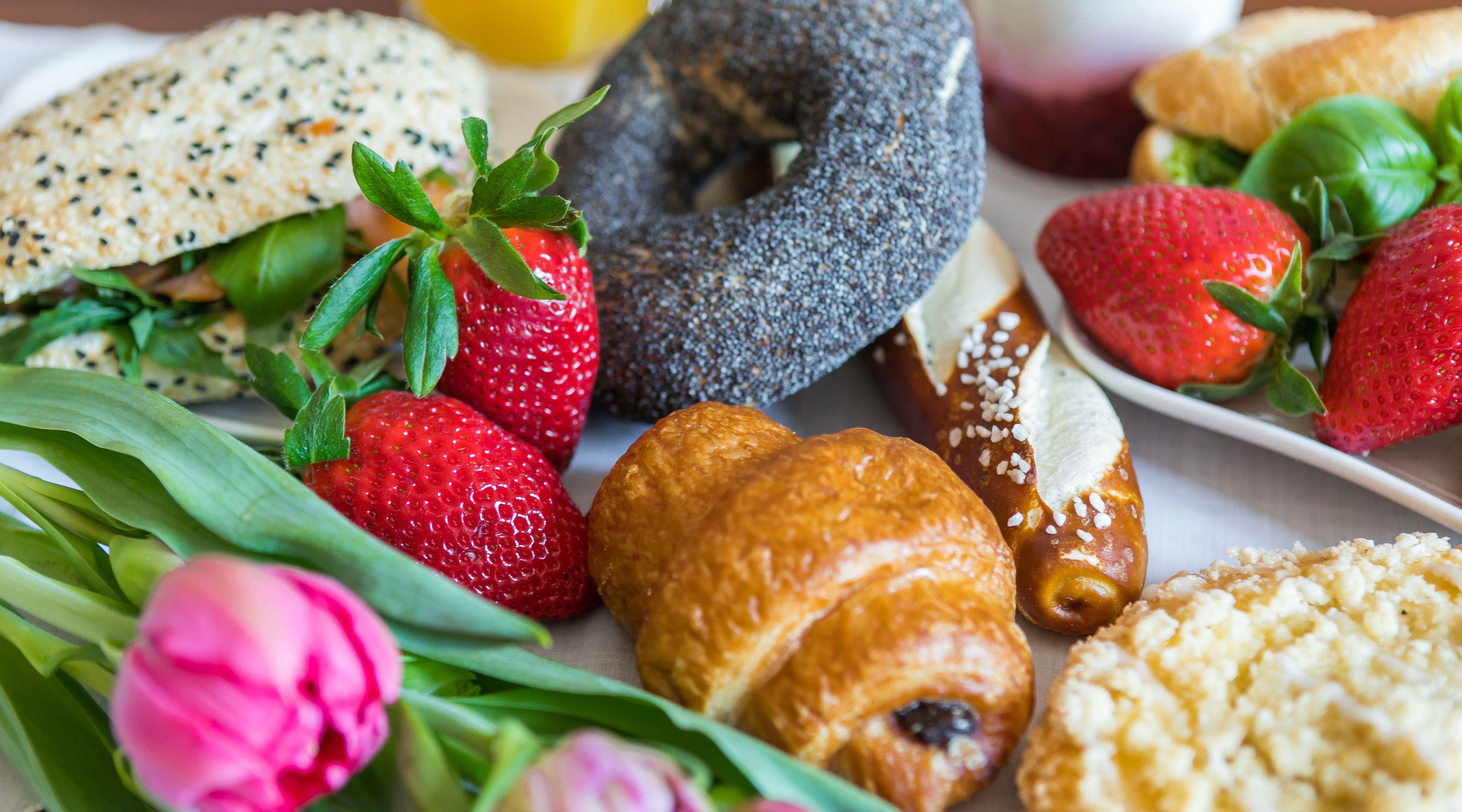 daily buffet breakfast (pln 49 per person)