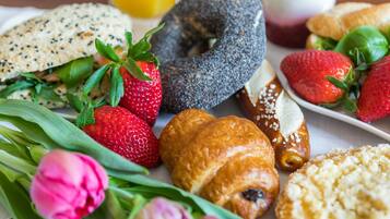 Petit déjeuner buffet (49 PLN par personne)