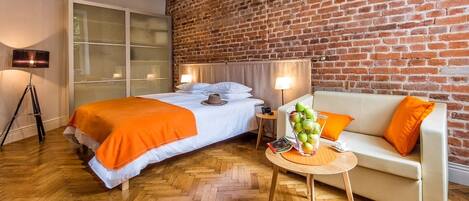 Hypo-allergenic bedding, Select Comfort beds, in-room safe