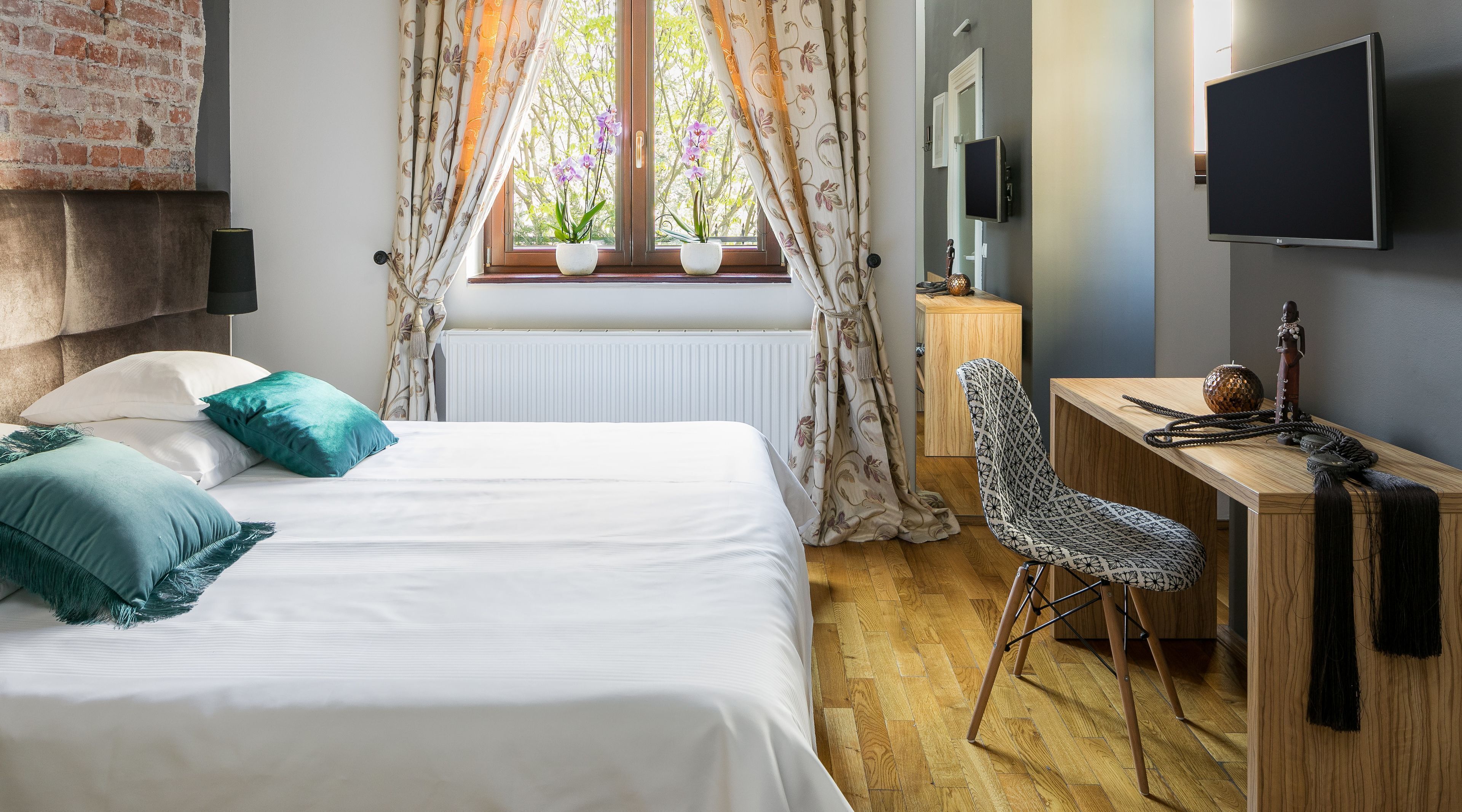 Hypo-allergenic bedding, Select Comfort beds, in-room safe