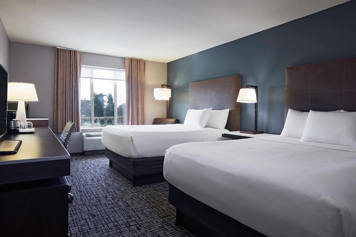 Standardrum - 2 queensize-sÀngar | Allergitestade sÀngklÀder, bÀddmadrasser och skrivbord