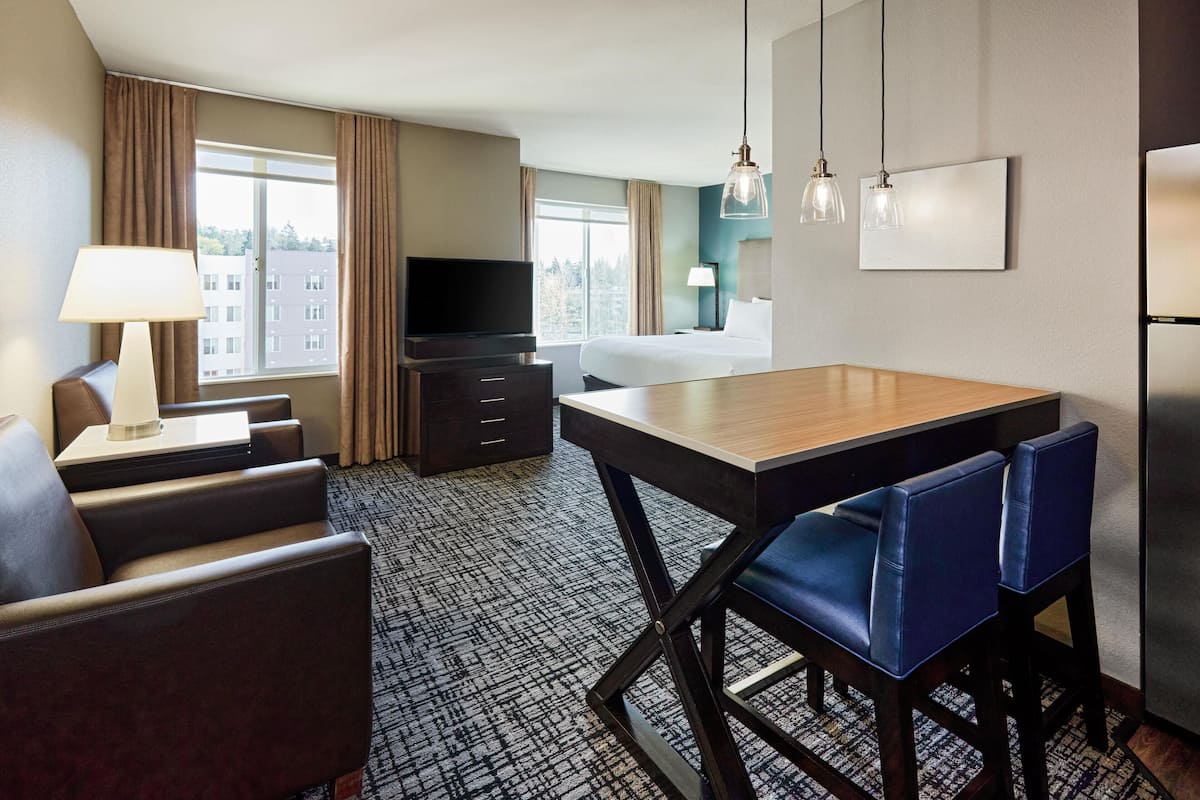 Studio, 1 King Bed | Hypo-allergenic bedding, pillow-top beds, desk, laptop workspace