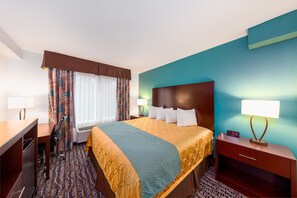 Deluxe Suite, 1 King Bed, Refrigerator & Microwave (Non Pet Friendly) | Escritorio, insonorización, wifi gratis y ropa de cama 