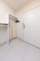 Combined shower/tub, towels