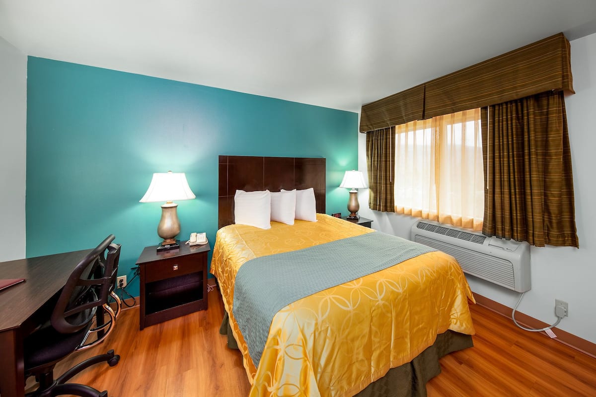 Desk, soundproofing, free WiFi, bed sheets