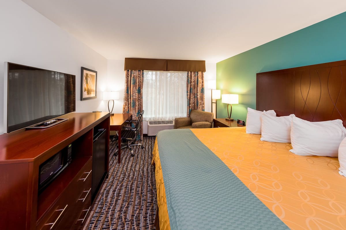 Deluxe Suite, 1 King Bed, Refrigerator & Microwave (Non Pet Friendly) | Desk, soundproofing, free WiFi, bed sheets
