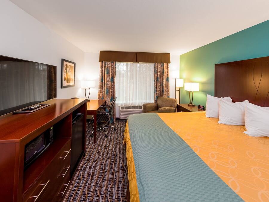 Deluxe Suite, 1 King Bed, Refrigerator & Microwave (Non Pet Friendly) | Skrivebord, lydisolert, wi-fi (inkludert) og sengetøy