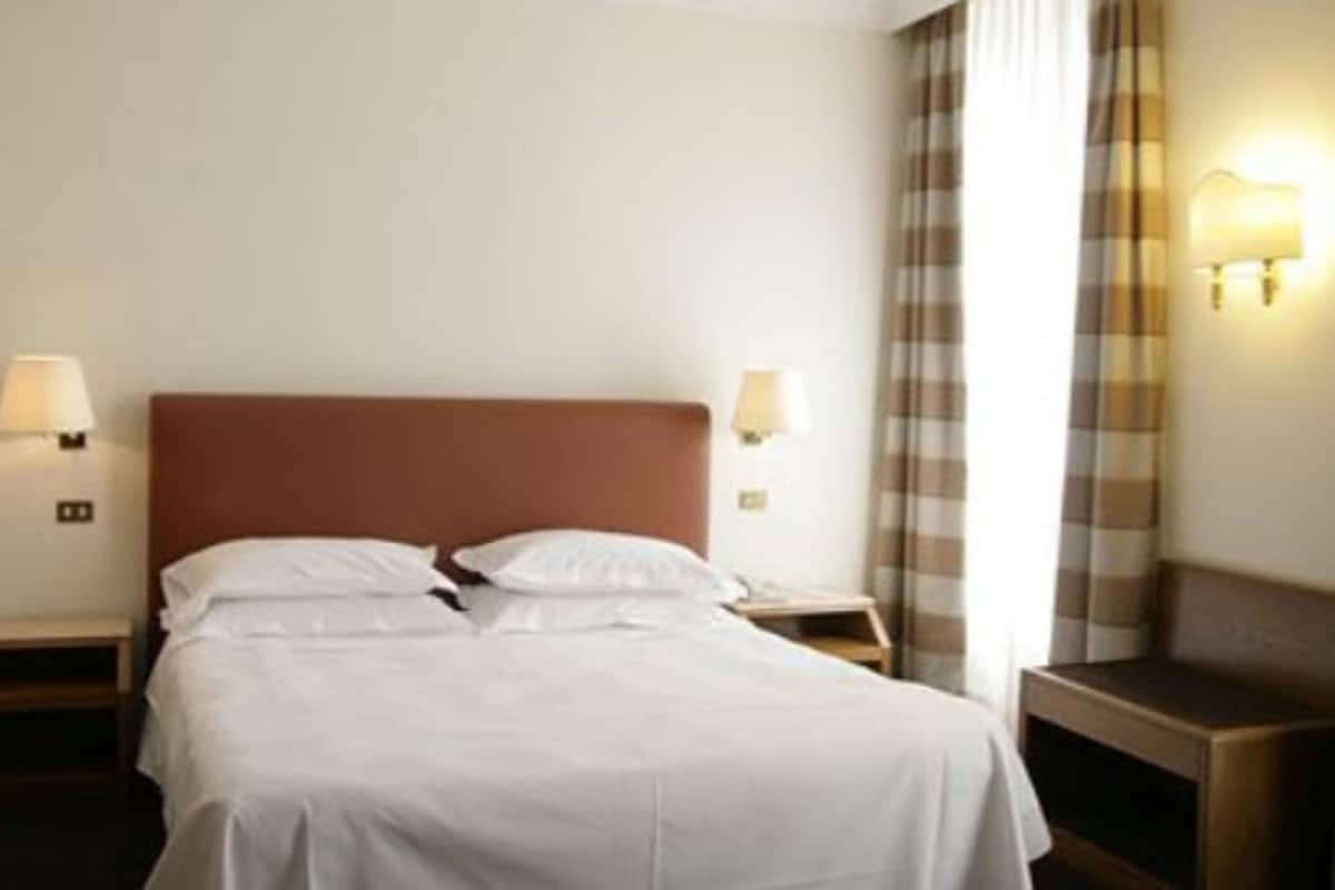 Down duvets, in-room safe, desk, blackout curtains