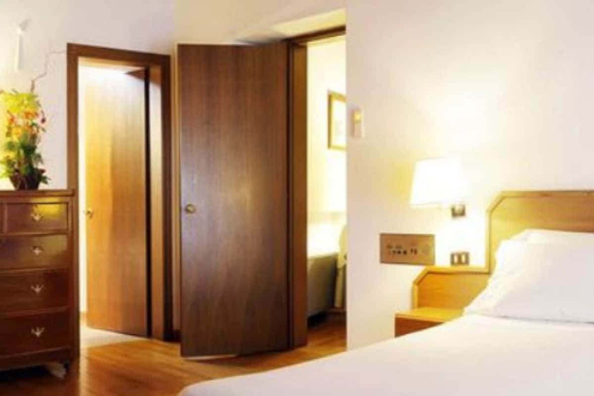 Down duvets, in-room safe, desk, blackout curtains