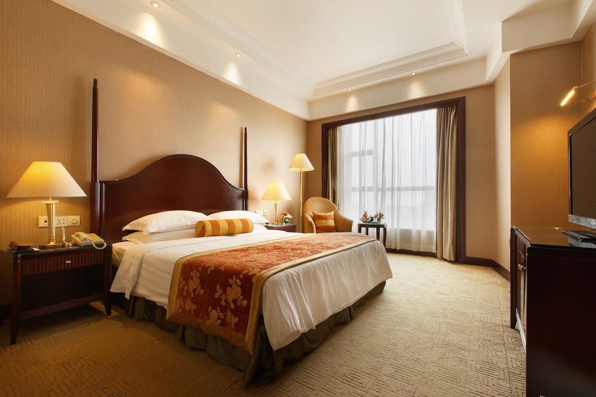 Superior Suite | Minibar, in-room safe, desk, blackout curtains