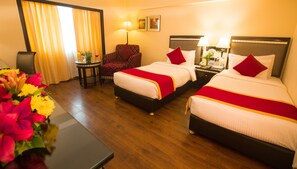 Quarto luxo, 2 camas de solteiro | 1 quarto, roupas de cama premium, frigobar, cofres nos quartos