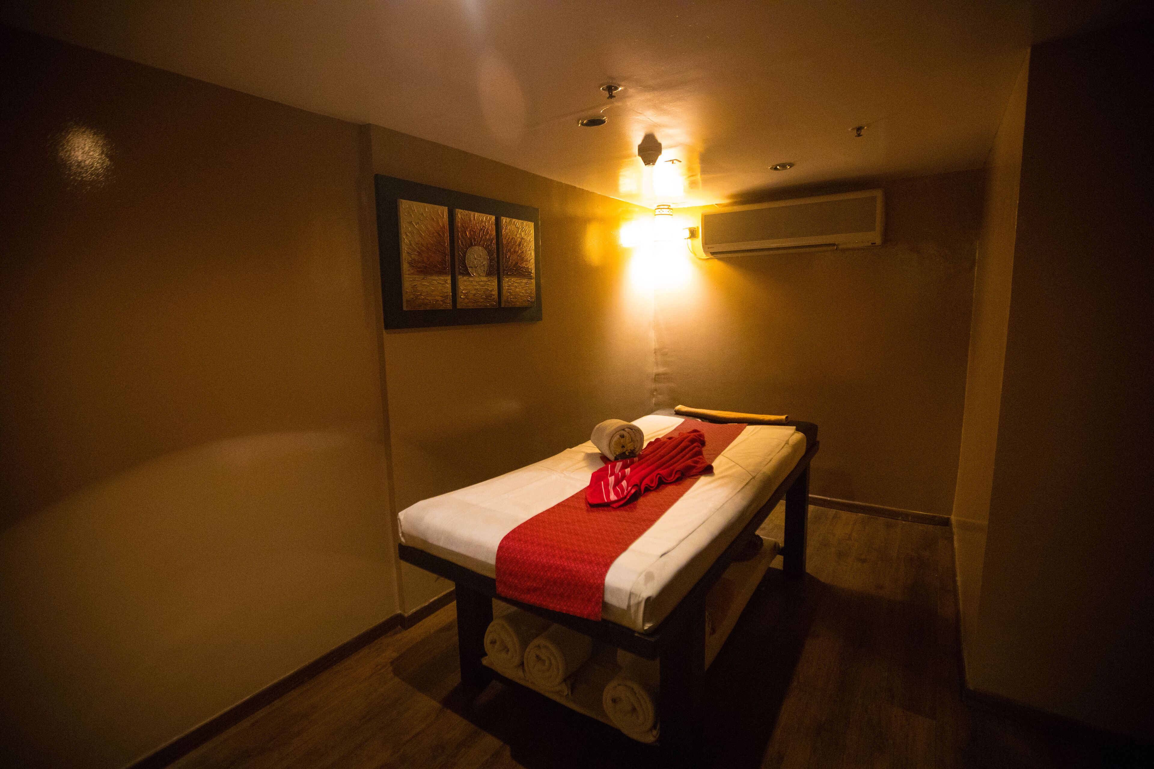 Couples treatment room(s), deep-tissue massages, Swedish massages