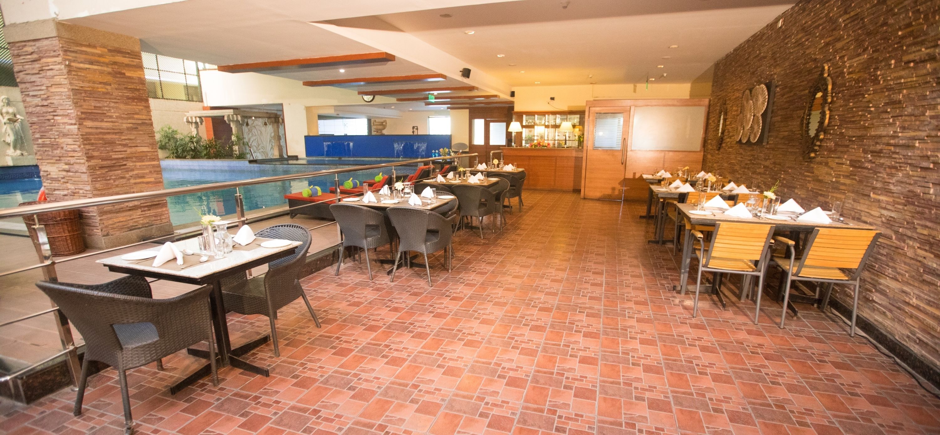Een restaurant met terras, zwembad en een bar.