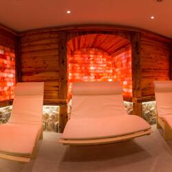 Een sauna, een stoombad, lichaamsbehandelingen, sportmassages