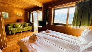 Suite Confort | Minibar, caja de seguridad en la habitación y escritorio 