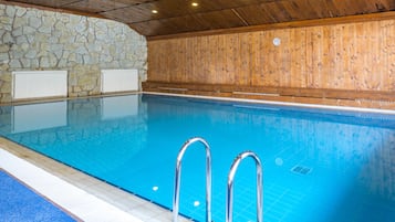 Piscina coperta, lettini