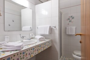 免费洗浴用品、吹风机、坐浴桶、毛巾